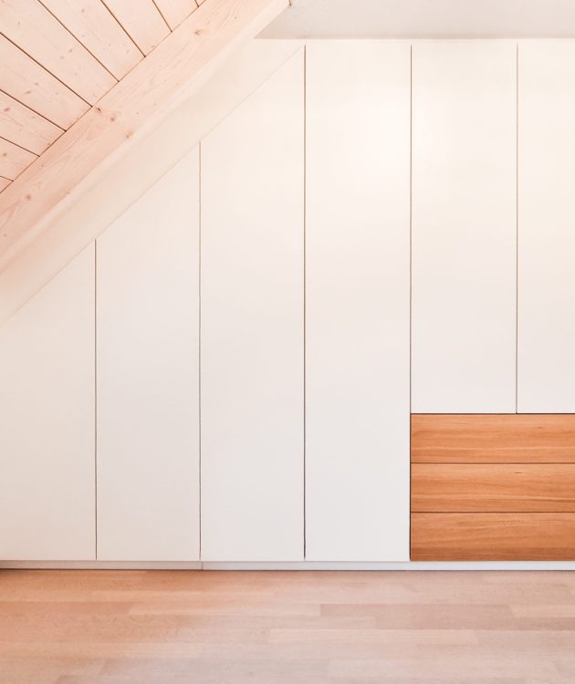 Dachschrägenschrank mit Holzelement